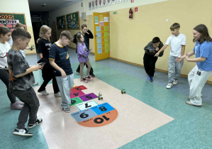 Uczniowie sprawdzają jak sumoboty radzą sobie w wyścigach.
