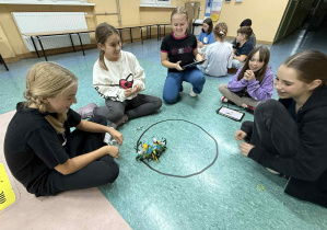 Grupa uczniów doprowadza do starcia swoich robotów.
