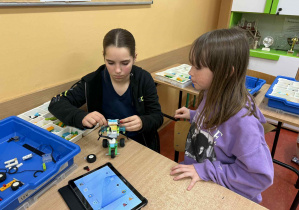 Uczennice pracują nad ulepszeniem swojego sumobota.