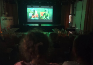 Uczniowie oglądają film ,,Biuro Detektywistyczne Lassego i Mai. Rabuś z pociągu”.