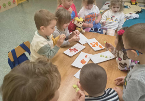 Dzieci z grupy Słoneczka robią owocowe szaszłyki.