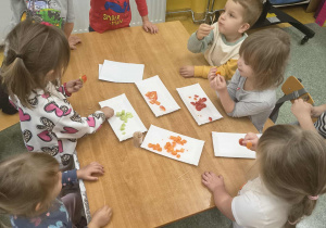 Dzieci z grupy Słoneczka robią szaszłyki z warzyw.