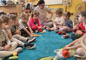 Słoneczka na dywanie poznają nazwy owoców i warzyw.