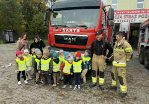 Zdjęcie grupowe Promyczków ze Strażakami.