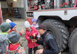 Zuchy wewnątrz wozu strażackiego.