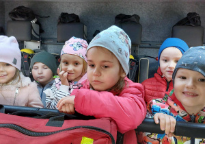 Dzieci oglądają sprzęt strażacki.