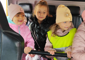 Dziewczynki z grupy Skoczków w wozie strażackim.