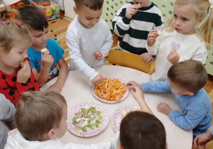 Degustacja przyniesionych owoców w grupie Kamyczki.