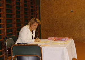 Pani polonistka ocenia przeczytany przez ucznia klasy VI fragment książki pt. ,,Opowieści z Narnii. Lew, czarownica i stara szafa”.