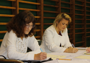 Członkowie komisji oceniają czytanie ucznia.