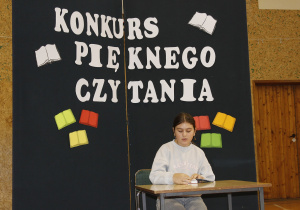 Uczennica kl. VI czyta fragment książki pt. ,,Magiczne drzewo. Czerwone krzesło”.