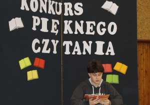 Uczeń kl. VI czyta fragment książki pt. ,,Katarynka”.