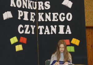 Uczennica kl. V czyta fragment książki pt. ,,Chłopcy z Placu Broni”.