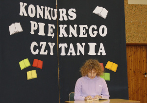 Uczennica kl. V czyta fragment książki pt. ,,Chłopcy z Placu Broni”.