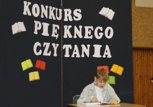 Uczeń kl. V czyta fragment baśni H. Ch. Andersena pt. ,,Wzgórze elfów”.