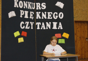 Uczennica kl. IV czyta fragment książki pt. ,,Akademia Pana Kleksa”.