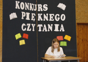 Uczennica kl. V czyta wiersz Marii Konopnickiej pt. ,,Tęczowy duszek”.