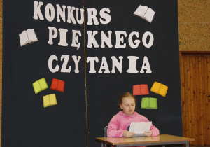 Uczennica kl. IV czyta fragment książki z serii Magiczne drzewo.