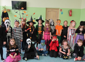 Uczniowie klasy I prezentują swoje przebrania z okazji Halloween.