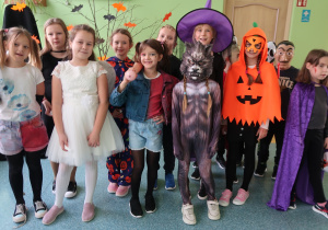 Uczniowie klasy III przebrani w stroje.