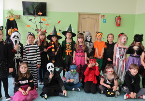 Uczniowie klasy I prezentują swoje przebrania z okazji Halloween.