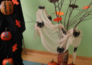 Wystrój szkoły z okazji Halloween wykonany przez Samorząd Uczniowski.