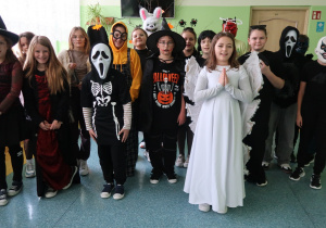 Uczniowie klas IV- VI przebrani w stroje świętych i halloweenowe.