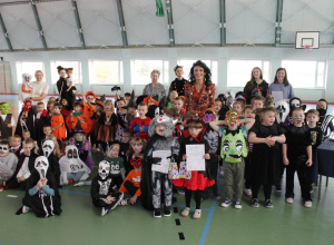 Wszystkie przedszkolaki w przebraniu halloween prezentują swoje stroje.