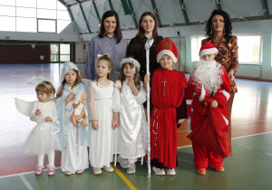 Nagrodzeni uczniowie w konkursie Święty na medal kategorii wiekowej przedszkole - kl. I-III wraz z Panią Dyrektor i Opiekunem Samorządu Szkolnego.