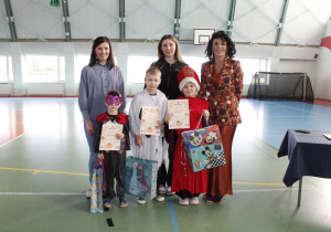 Nagrodzeni uczniowie w konkursie na najpięknijejszą dynię w I kategorii wiekowej odział przedszkolny i klasy I- III.