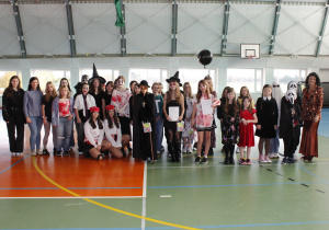 Nagrodzeni uczniowie w konkursie na najstraszniejszy strój hallowen w klasy IV - VIII.