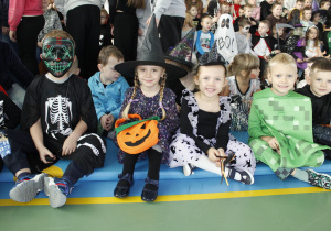 Przedszkolaki w strojach halloween.