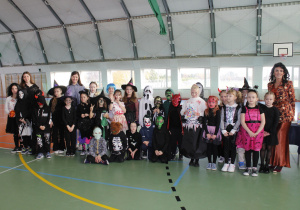 Uczniowie klasy I - III prezentują swoje stroje.