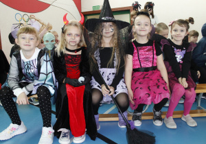 Uczniowie klasy I w kreatywnych strojach halloween.