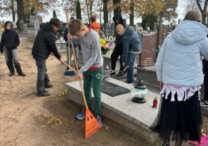 Uczniowie klasy VII b porządkują cmentarz.