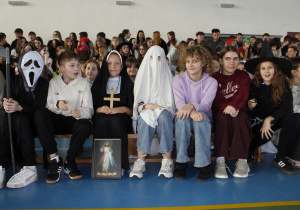 Uczniowie klasy V prezentują swoje stroje.