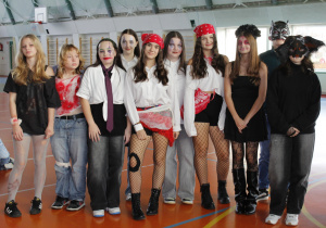 Uczniowie z klasy VIII a i VIII b prezentują swoje stroje haloween.