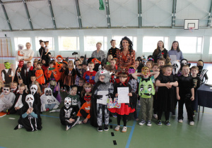 Wszystkie przedszkolaki w przebraniu halloween prezentują swoje stroje