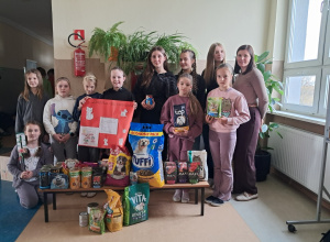 Samorząd uczniowski wraz z uczennicami klasy III b plakatem oraz zebranymi artykułami.