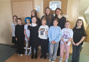 Samorząd uczniowski oraz uczennice klasy III z certyfikatem otrzymanym od Schroniska w Tomaszowie Mazowieckim.