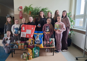 Samorząd uczniowski wraz z uczennicami klasy III b plakatem oraz zebranymi artykułami.