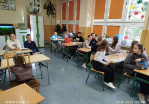 Uczestnicy ,,Konkursu Pięknego Czytania” siedzą w ławkach. Czekają na rozpoczęcie Konkursu.
