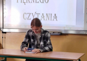 Uczennica kl. VI czyta fragment książki pt. ,,Polskie miasta w baśni i legendzie” Barbary Tylickiej.