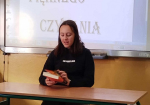 Uczennica kl. VI czyta fragment książki pt. ,,Ucieczka w dzicz” z serii Wojownicy autorstwa Erin Hunter.