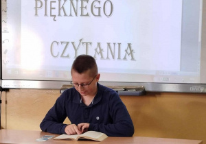 Uczeń kl. V czyta fragment książki ,,Chłopcy z Placu Broni” Ferenca Molnara.