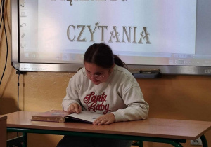 Uczennica kl. V czyta fragment baśni pt. ,,Księżniczka na ziarnku grochu” Hansa Christiana Andersena.