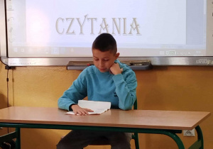 Uczeń kl. IV czyta wiersz pt. ,,Jesień” Władysława Bełzy.