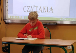 Uczeń kl. IV czyta fragment książki pt. ,,Akademia Pana Kleksa” Jana Brzechwy.