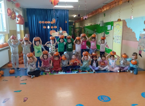 Zdjęcie grupowe Skoczków z ozdobionymi dyniami.