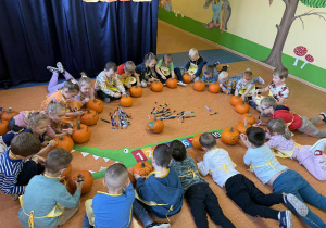 Dzieci z grupy 4-5 latków malują dynie.